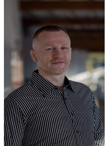 Porträt von Adrian Kulisch, Gründer und Trainer bei Strong Kids Rosenheim.